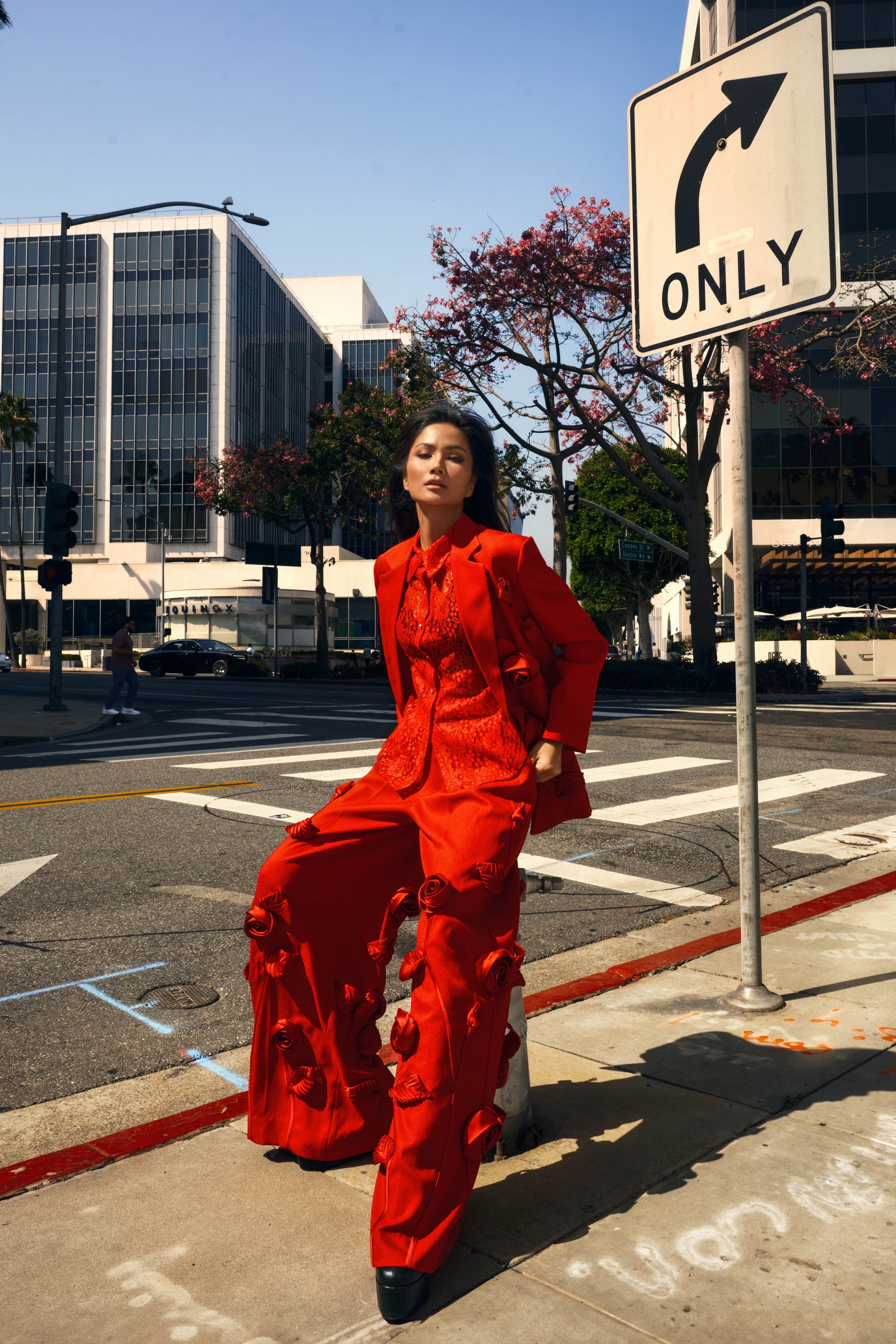 Một tuần qua, cô liên tục bận rộn với các lịch trình: Trao thư viện dự án 'Non cao tới trường' ở Hòa Bình; tham gia chạy bộ ở TP HCM và tập luyện cho chương trình Chị đẹp đạp sóng rẽ gió. Cô cũng xuất hiện với vai trò giám khảo Hoa hậu Hoàn vũ Việt Nam 2023. Cuối tuần này, H'Hen Niê có chuyến công tác tại Gia Lai để trao thư viện thân thiện Room To Read.