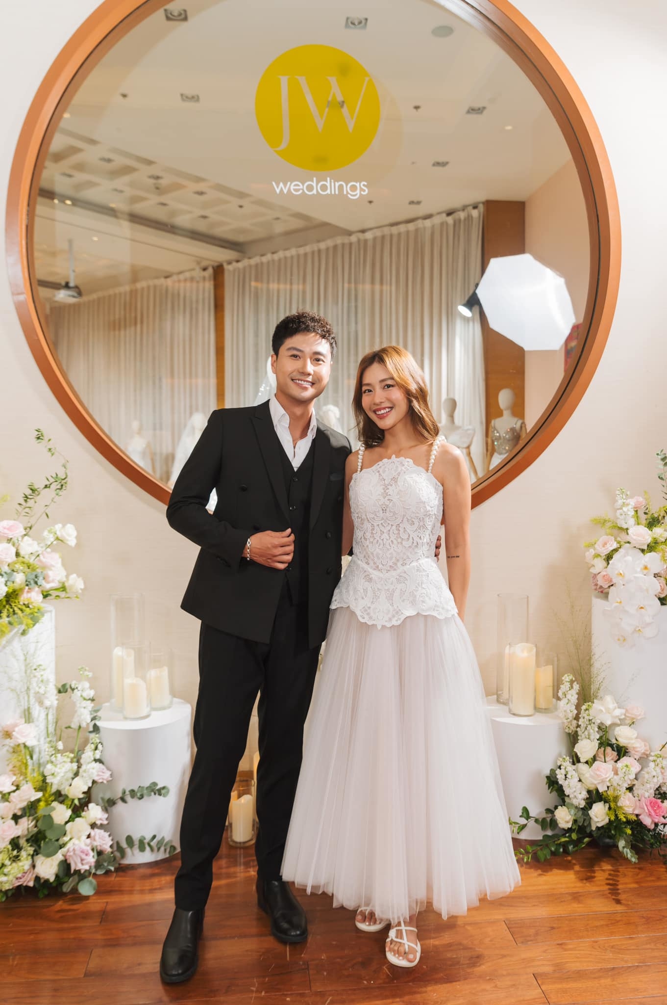 Khả Ngân - Thanh Sơn tay trong tay đi ngắm váy cưới
 - Ảnh 1