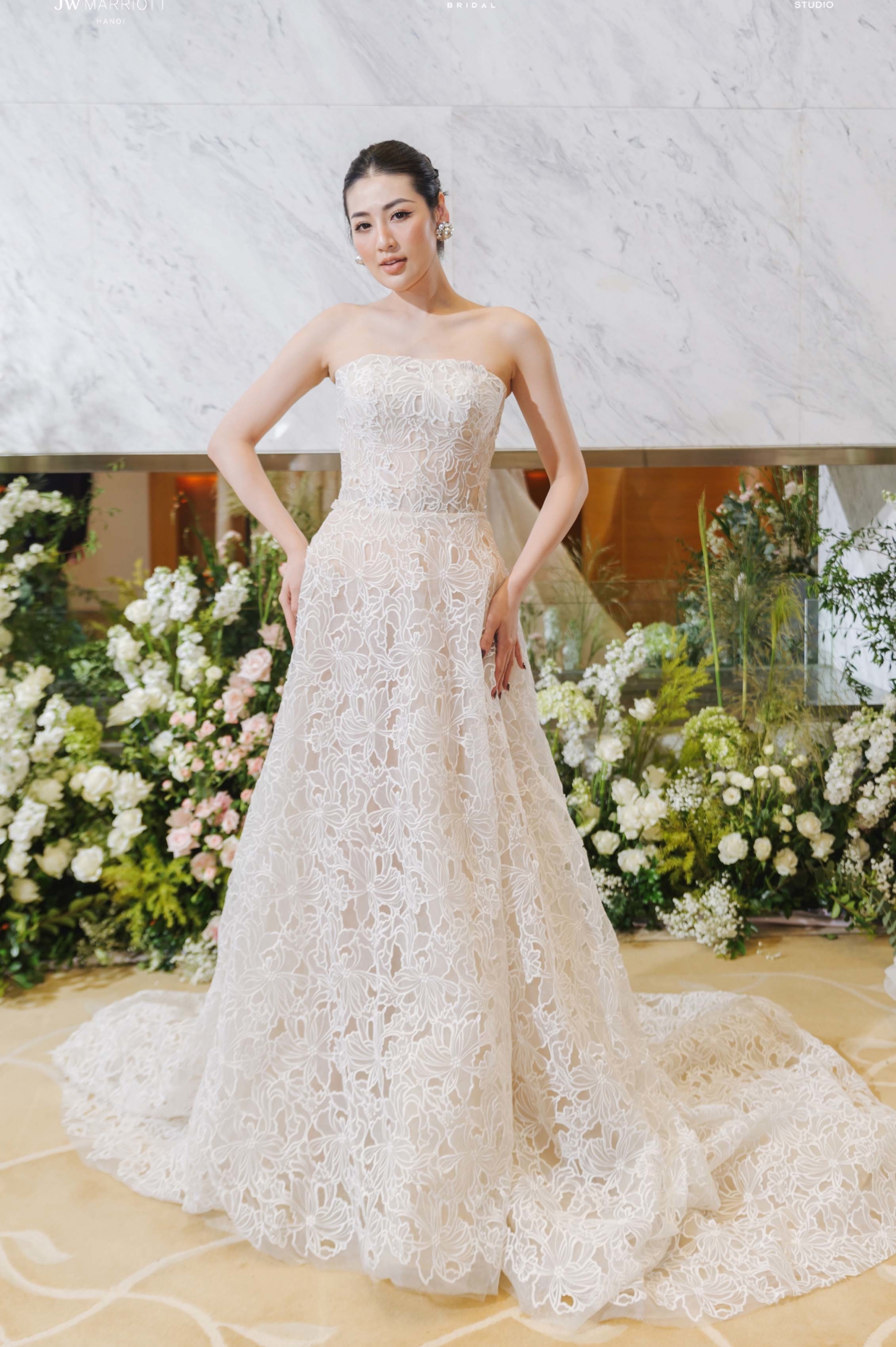 Á hậu Tú Anh khoe sắc vóc 'gái một con' cùng thiết kế ren 3D tinh xảo, kiểu dáng xòe nhẹ.