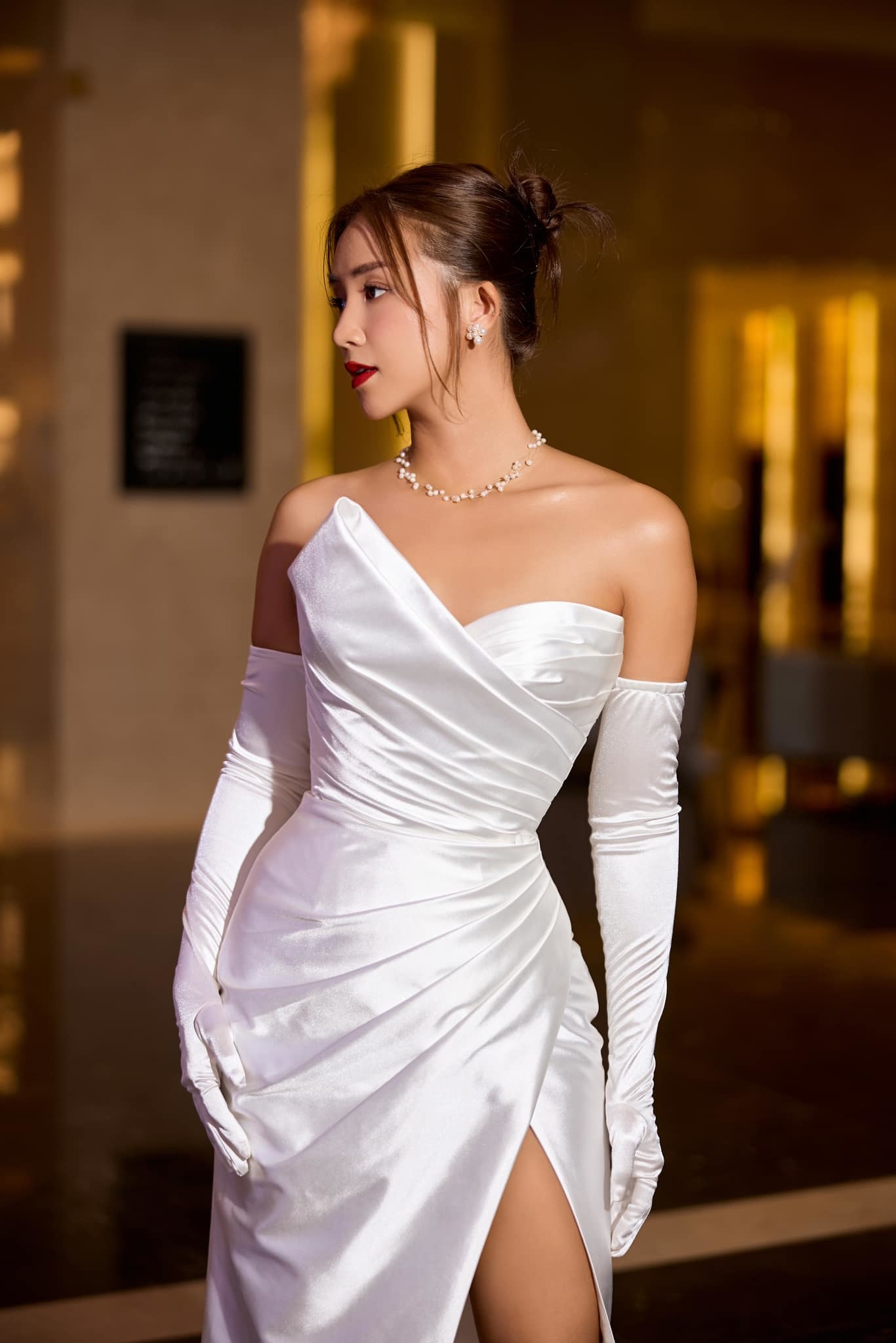 Diễn viên Salim chọn mặc chiếc váy satin ôm sát, khoe vóc dáng sau sinh con gái đầu lòng.