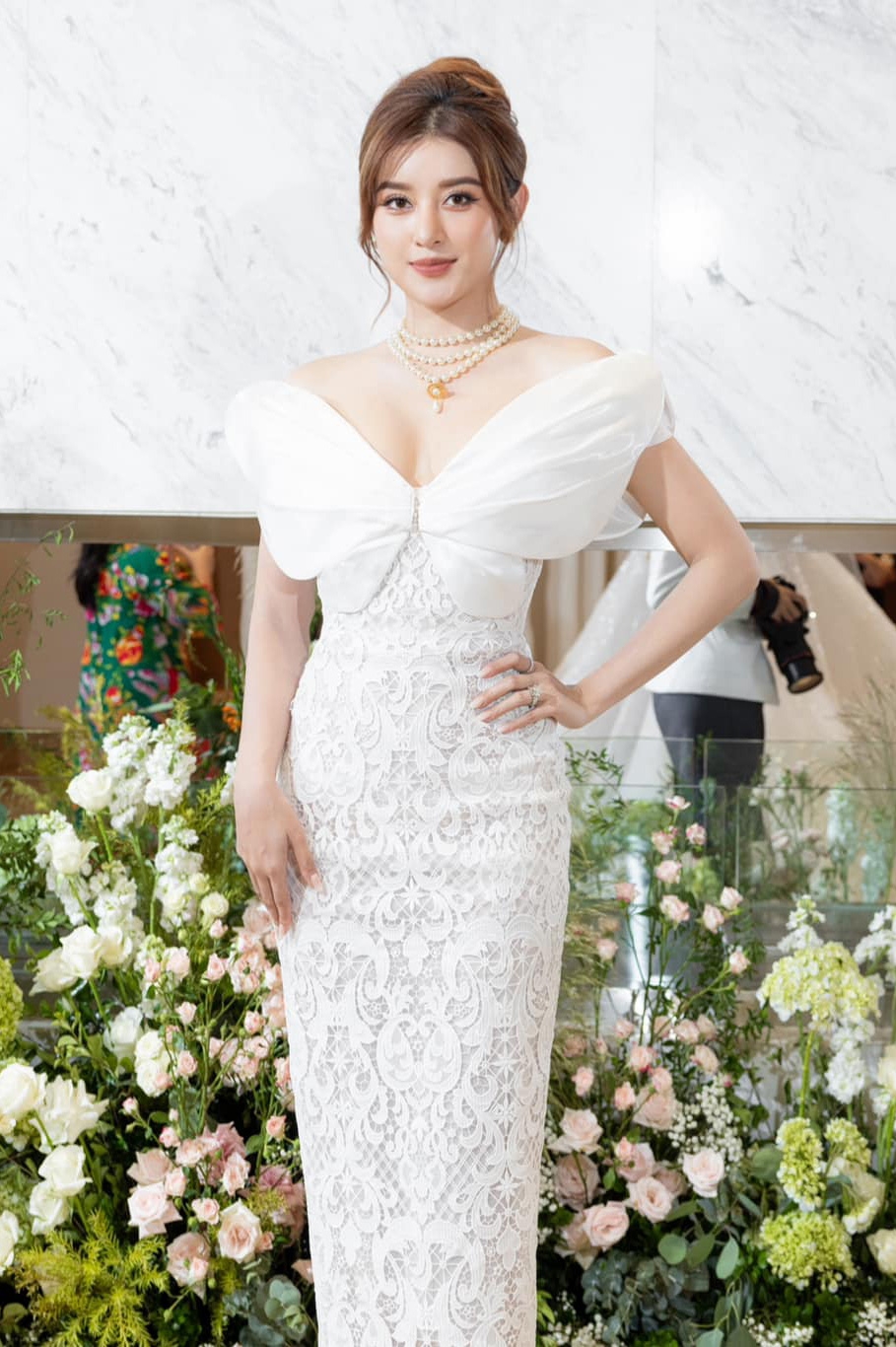 Á hậu Huyền My tôn nét sang trọng cùng mẫu đầm bodycon ôm sát phối trang sức ngọc trai. Gần đây, cô hạn chế tham dự sự kiện showbiz để tập trung kinh doanh và công việc biên tập viên truyền hình.