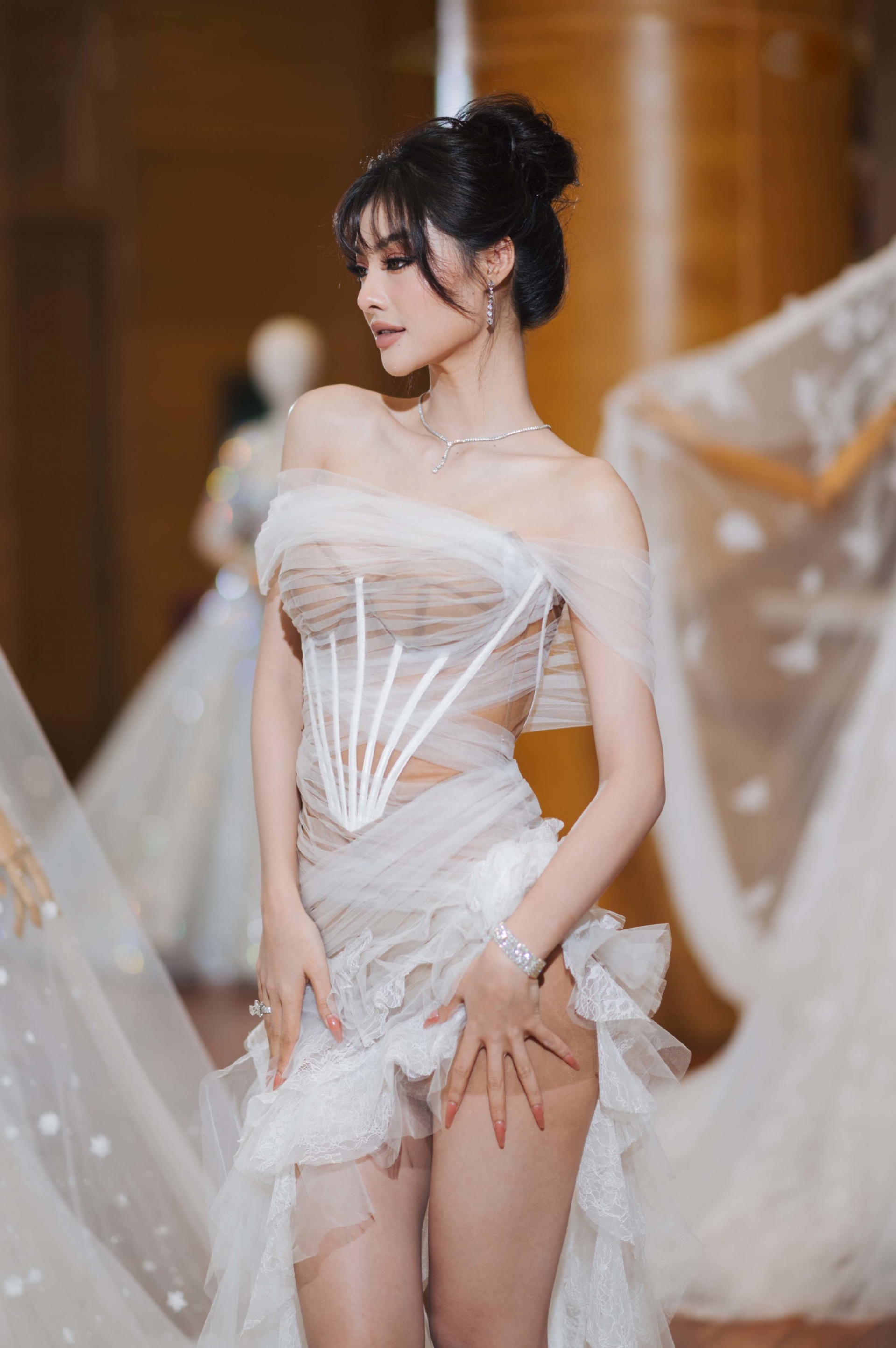 Á hậu Kiều Loan tôn vẻ gợi cảm cùng váy cưới xuyên thấu, xẻ cao chạm hông táo bạo.