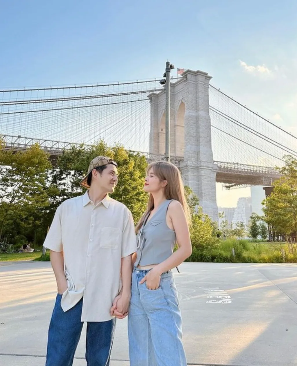 Gu thời trang đồng điệu của vợ chồng Đông Nhi - Ông Cao Thắng
