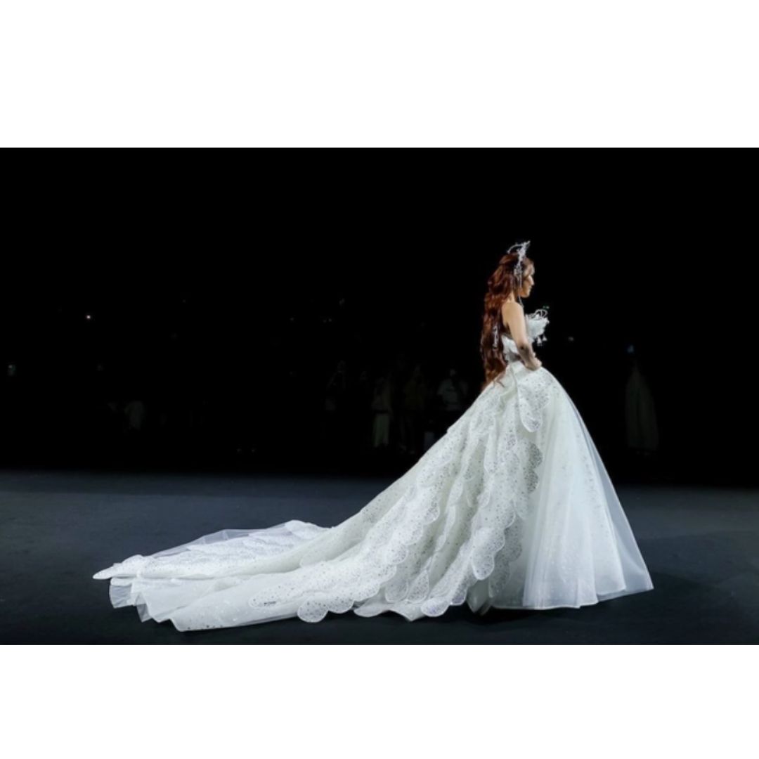 Lan Khuê trình diễn váy cưới tại Tuần lễ thời trang Thượng Hải