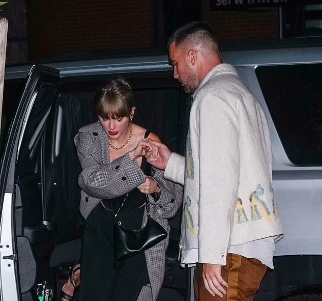 Taylor Swift nắm tay bạn trai mới ra phố