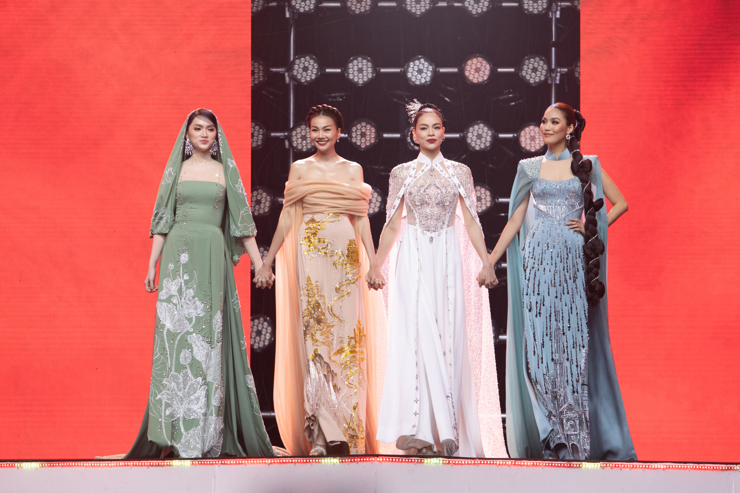 Thanh Hằng, Hồ Ngọc Hà đọ sắc với áo dài trong chung kết The New Mentor