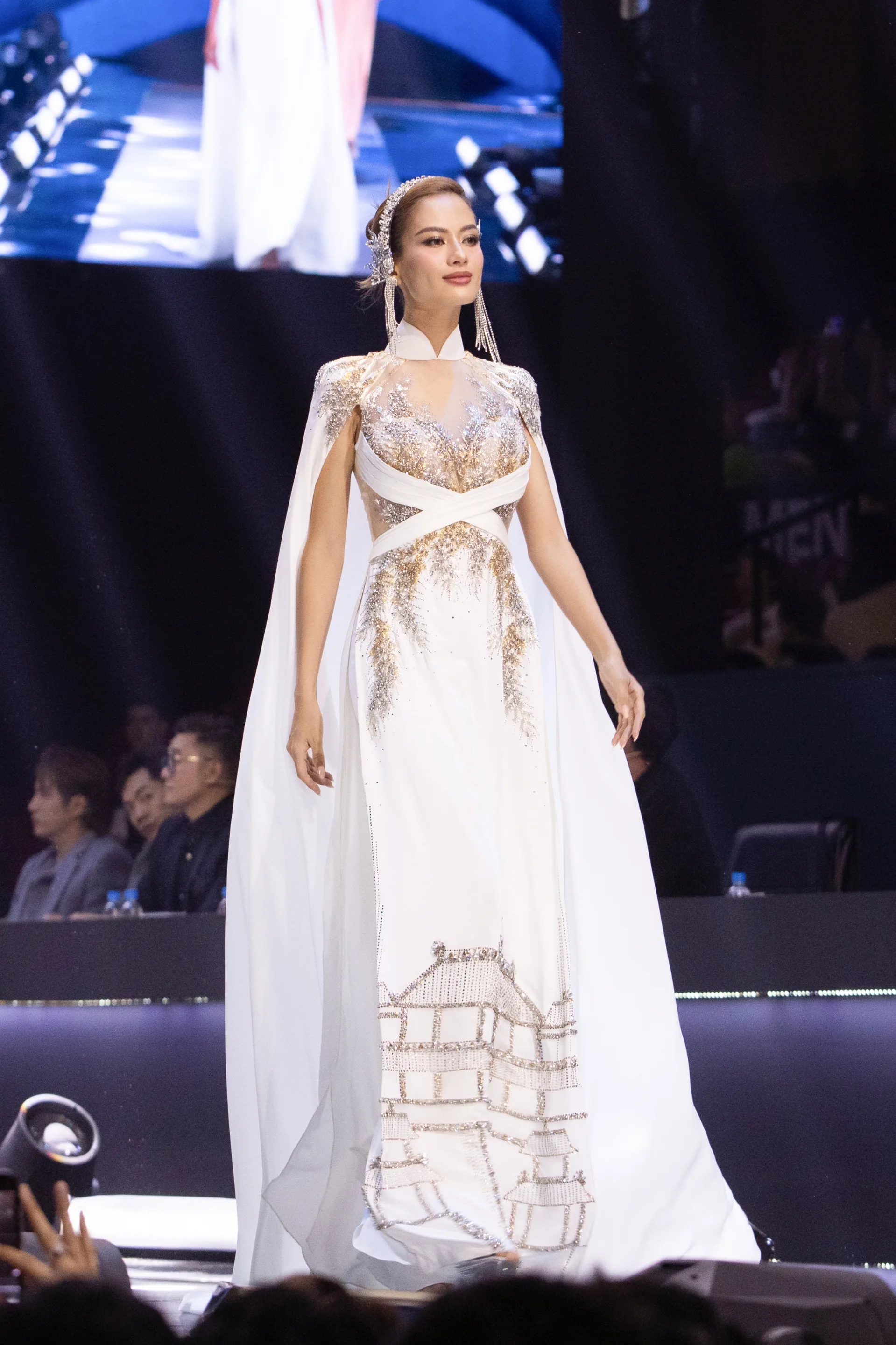 Thanh Hằng, Hồ Ngọc Hà đọ sắc với áo dài trong chung kết The New Mentor 