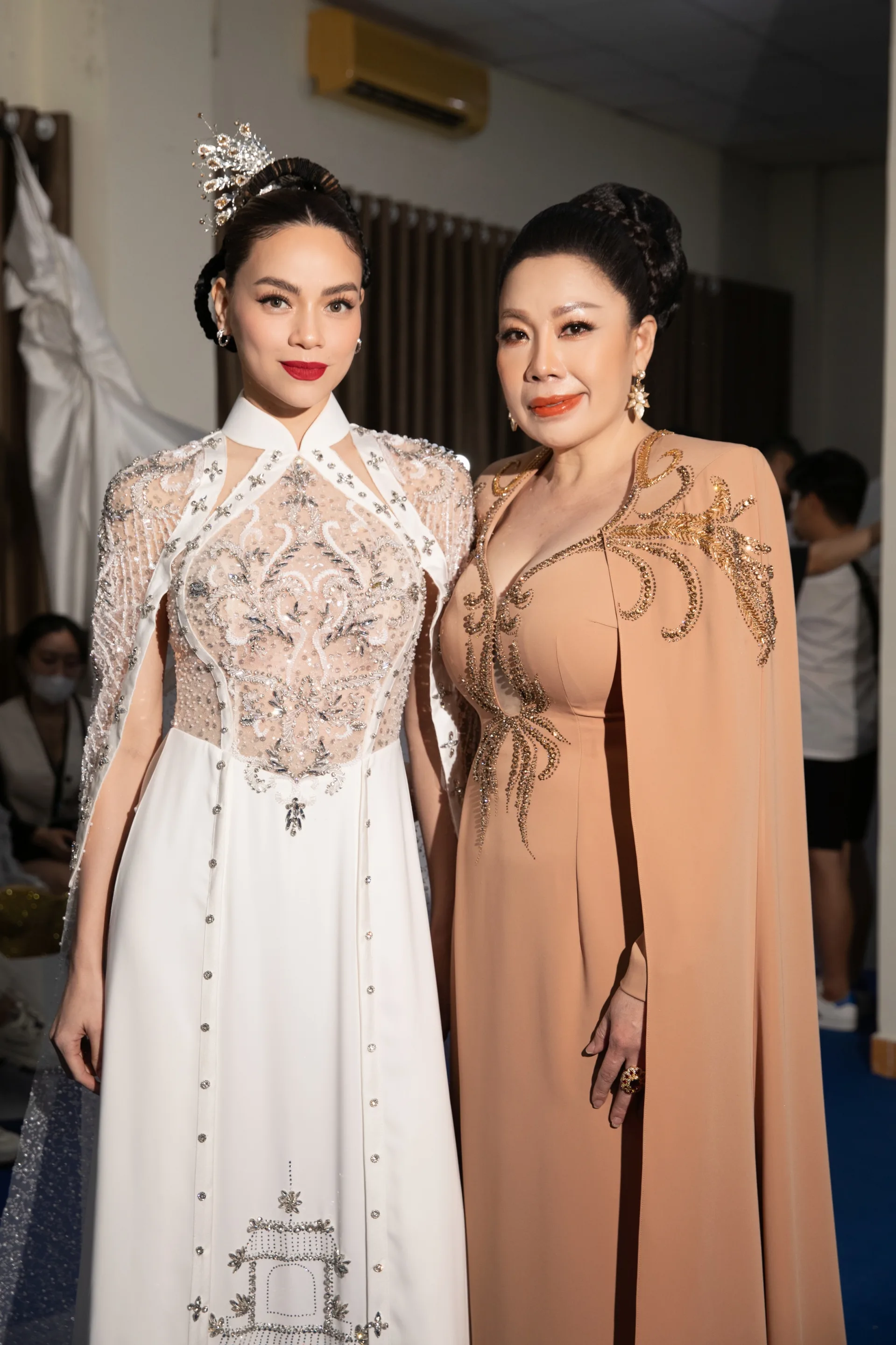 Thanh Hằng, Hồ Ngọc Hà đọ sắc với áo dài trong chung kết The New Mentor