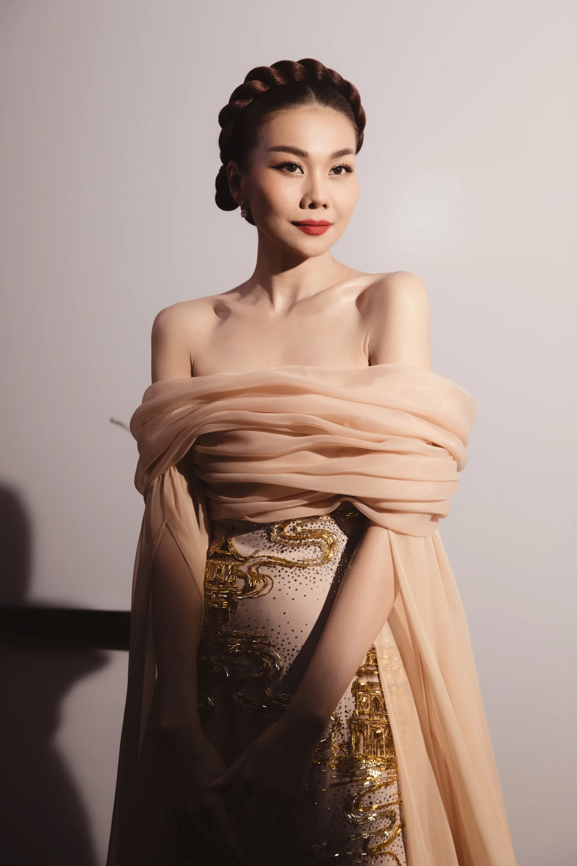 Thanh Hằng, Hồ Ngọc Hà đọ sắc với áo dài trong chung kết The New Mentor