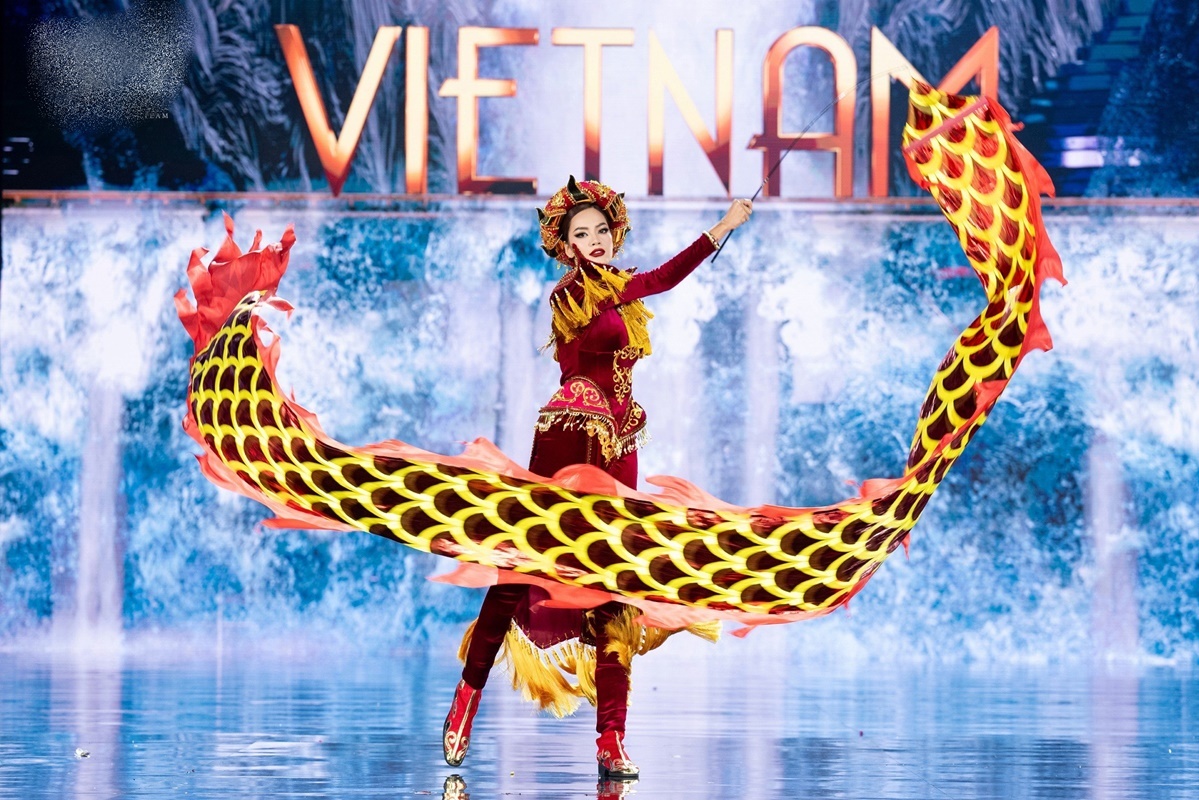 Lê Hoàng Phương tỏa sáng khi diễn trang phục dân tộc tại Miss Grand International