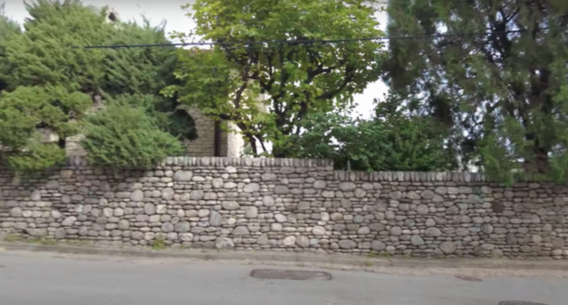 Bức tường đá xuất hiện trong vlog ghi lại hành trình đến biệt thự của Jennie...