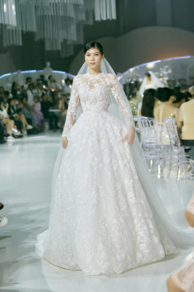 Váy cưới ballgown mang hơi hướng hoàng gia nhưng tổng thể nhẹ nhàng hơn, độ xòe vừa phải với họa tiết ren to.