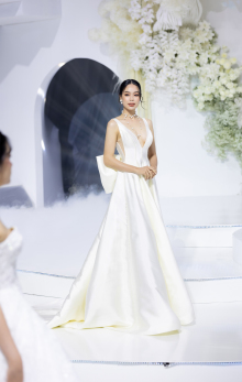 Đầm tối giản từ lụa cao cấp có đường xẻ cổ chữ V giúp khoe trọn nét gợi cảm của cô dâu.