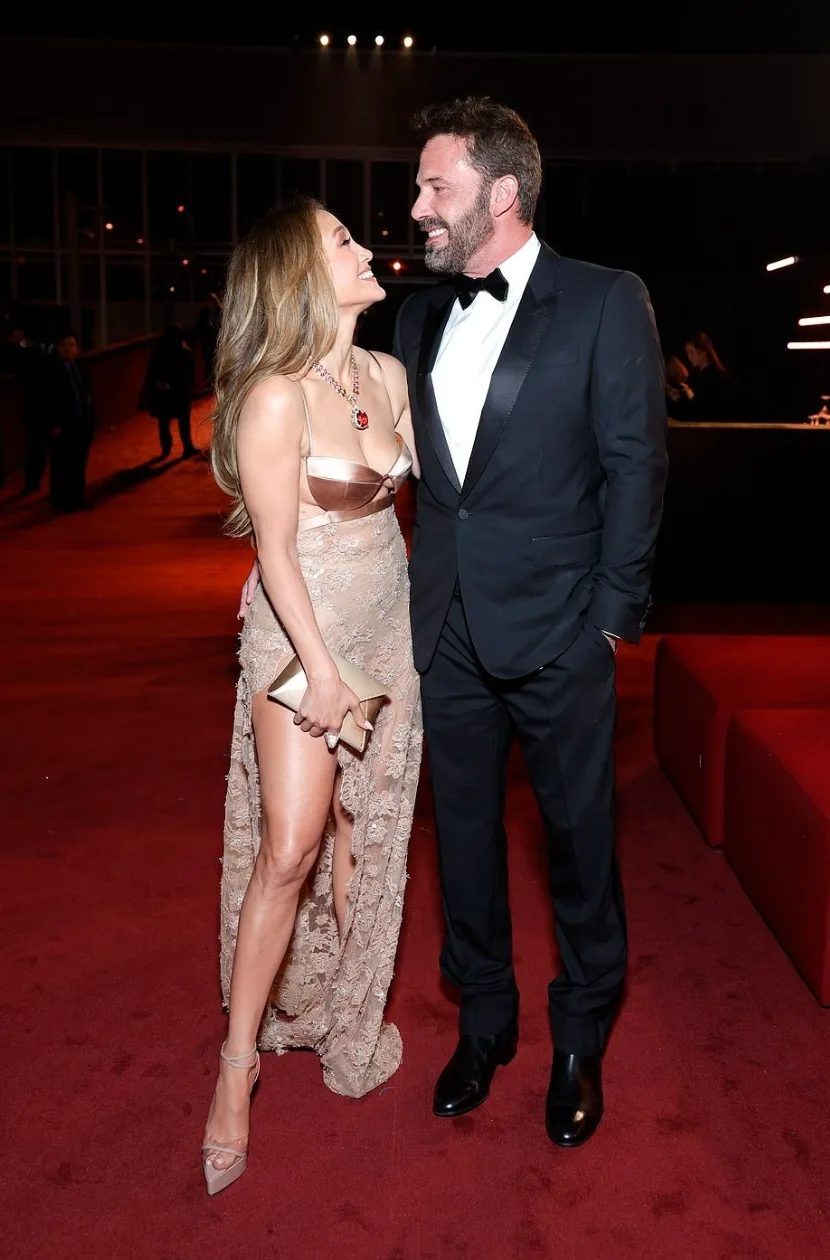 Jennifer được chồng Ben Affleck tháp tùng tại buổi dạ tiệc. Cả hai dường như luôn song hành cùng nhau trong các sự kiện.