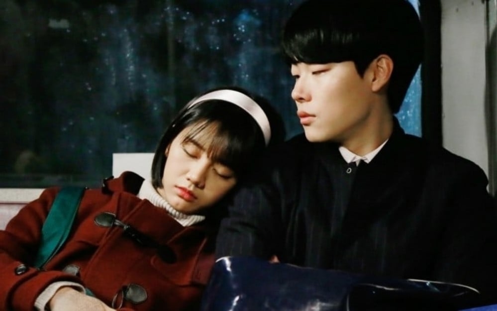 Cảnh phim của Lee Hyeri và Ryu Ju Yeol trong 'Replay 1988'. Ảnh: Nate