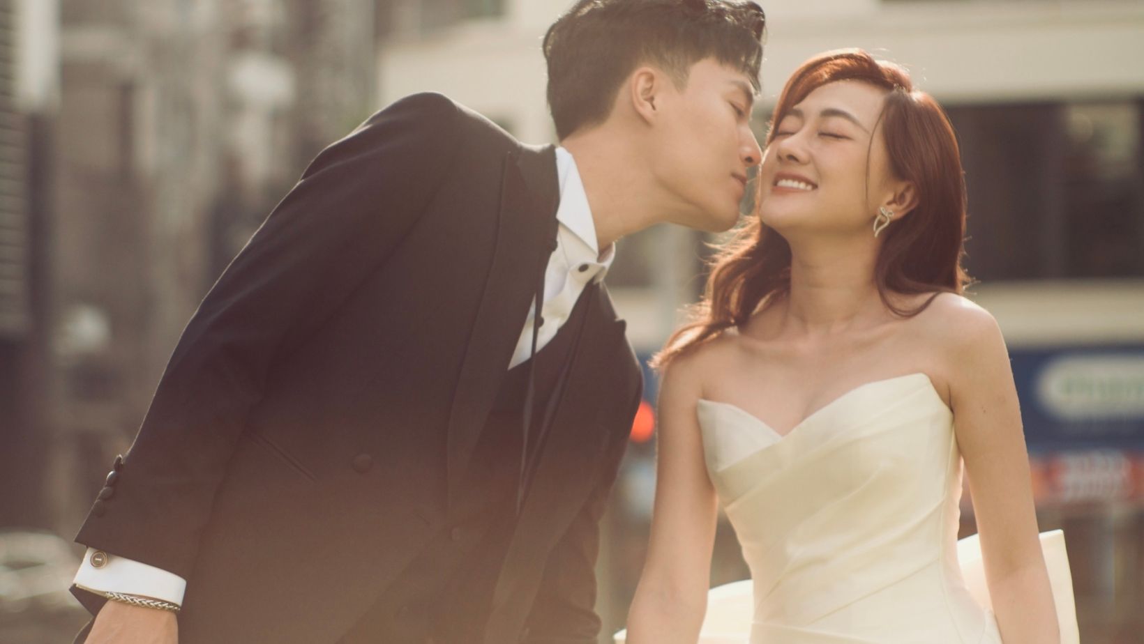 Ảnh cưới trên phố Sài Gòn của Phương Lan và Phan Đạt