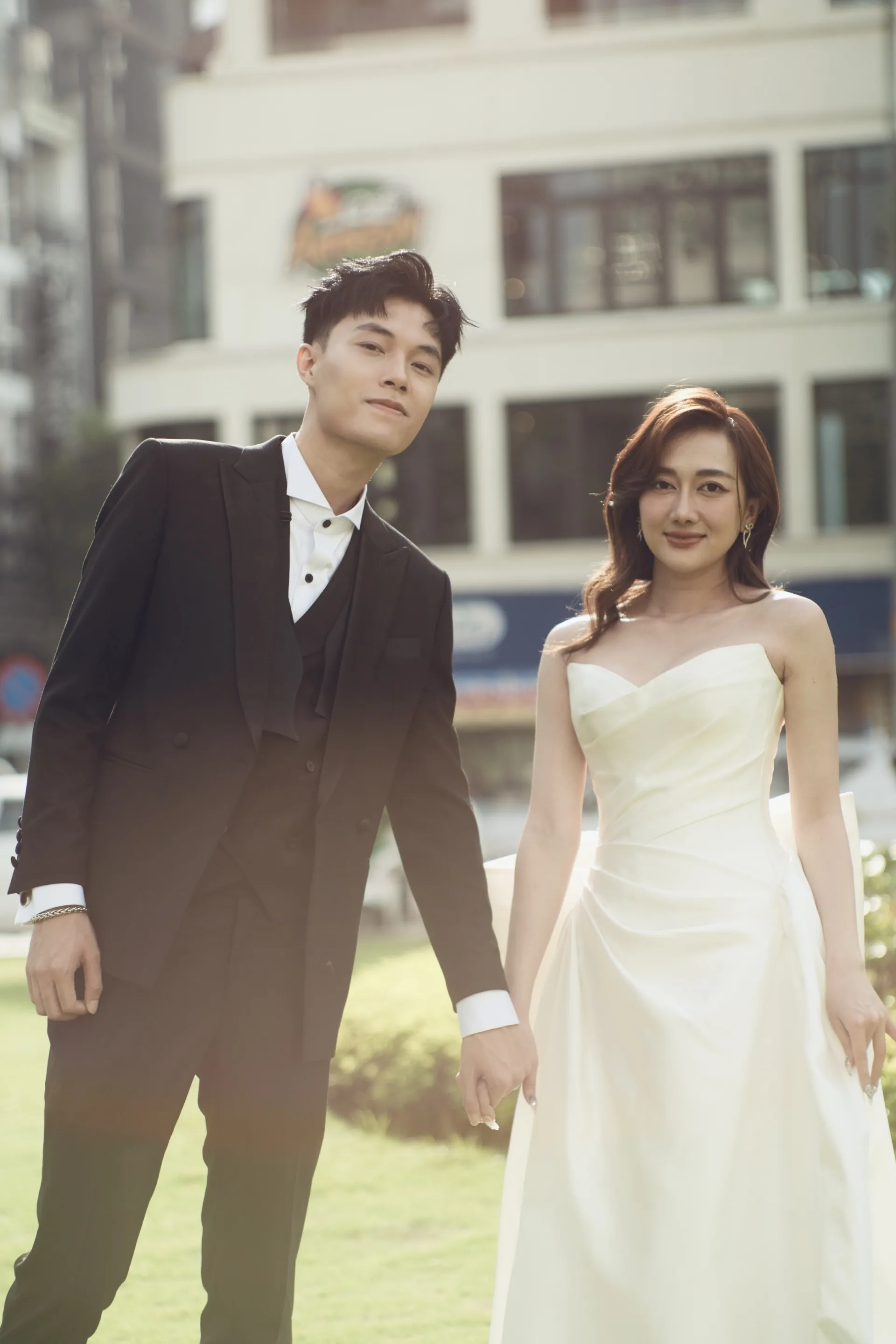 Sau bộ ảnh cưới chụp tại Đà Lạt, Phương Lan tung bộ hình cưới thứ hai được cô và bạn trai thực hiện trên phố Sài thành theo phong cách lãng mạn.