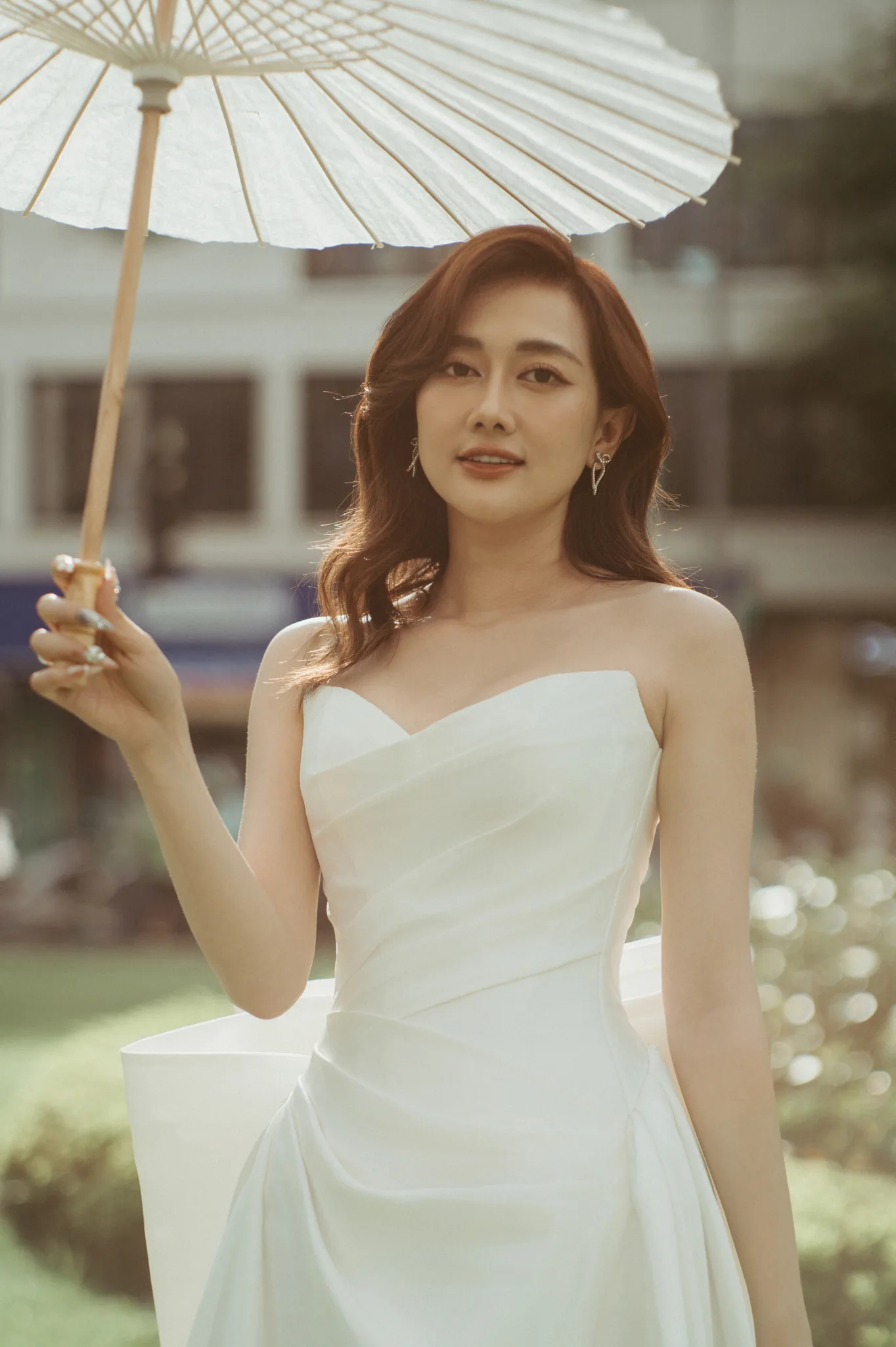 Trong bộ ảnh mới thực hiện trước thềm đám cưới vào 20/11, nữ diễn viên Gái già lắm chiêu thay nhiều trang phục. Cô khoe vai trần cùng mẫu váy cúp ngực phom dáng đuôi cá.