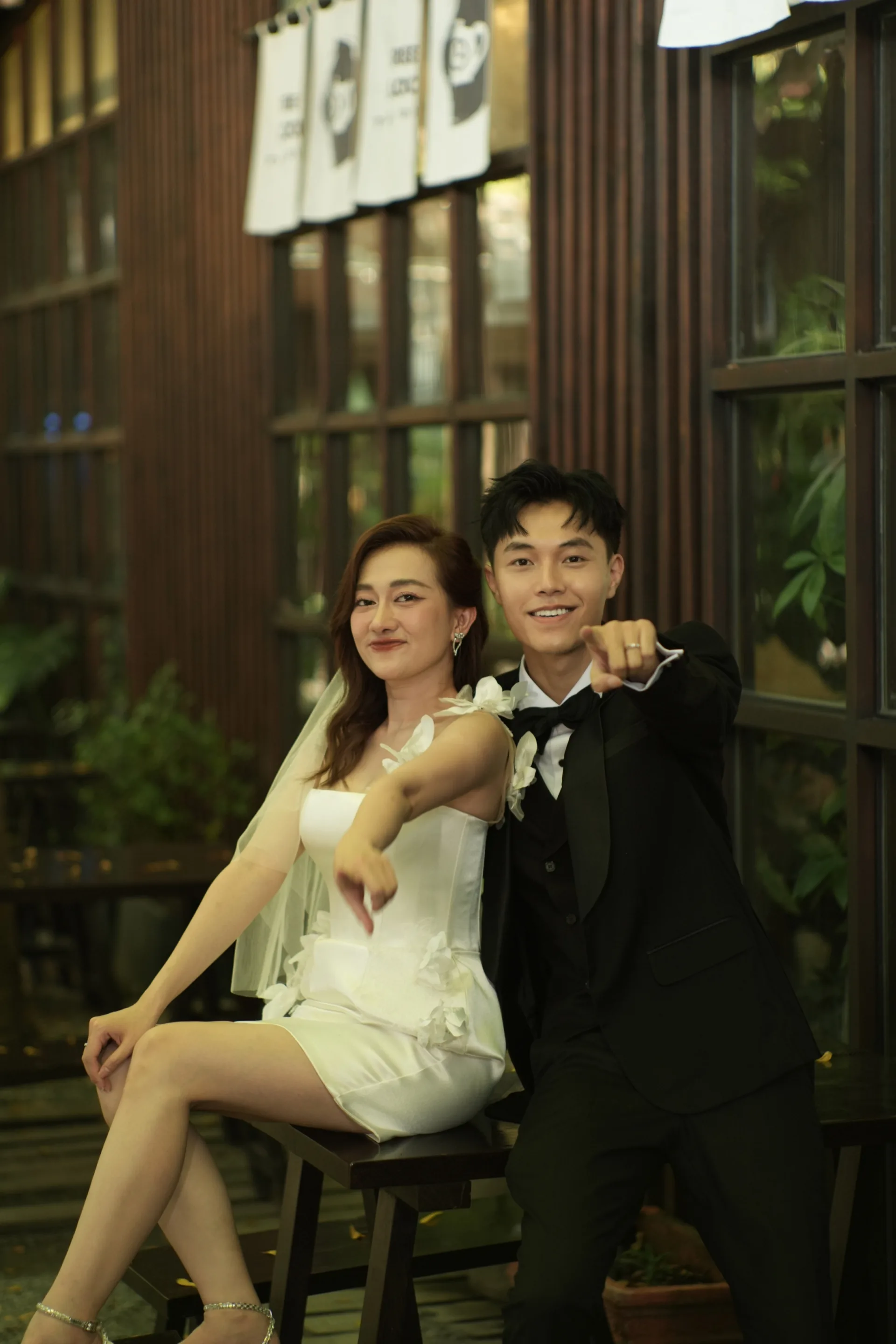 Phương Lan thay váy cưới ngắn chụp ảnh vui nhộn. Trong hôn lễ sắp tới, người đẹp cũng dự định mặc nhiều kiểu váy cưới đa dạng được sáng tạo riêng.