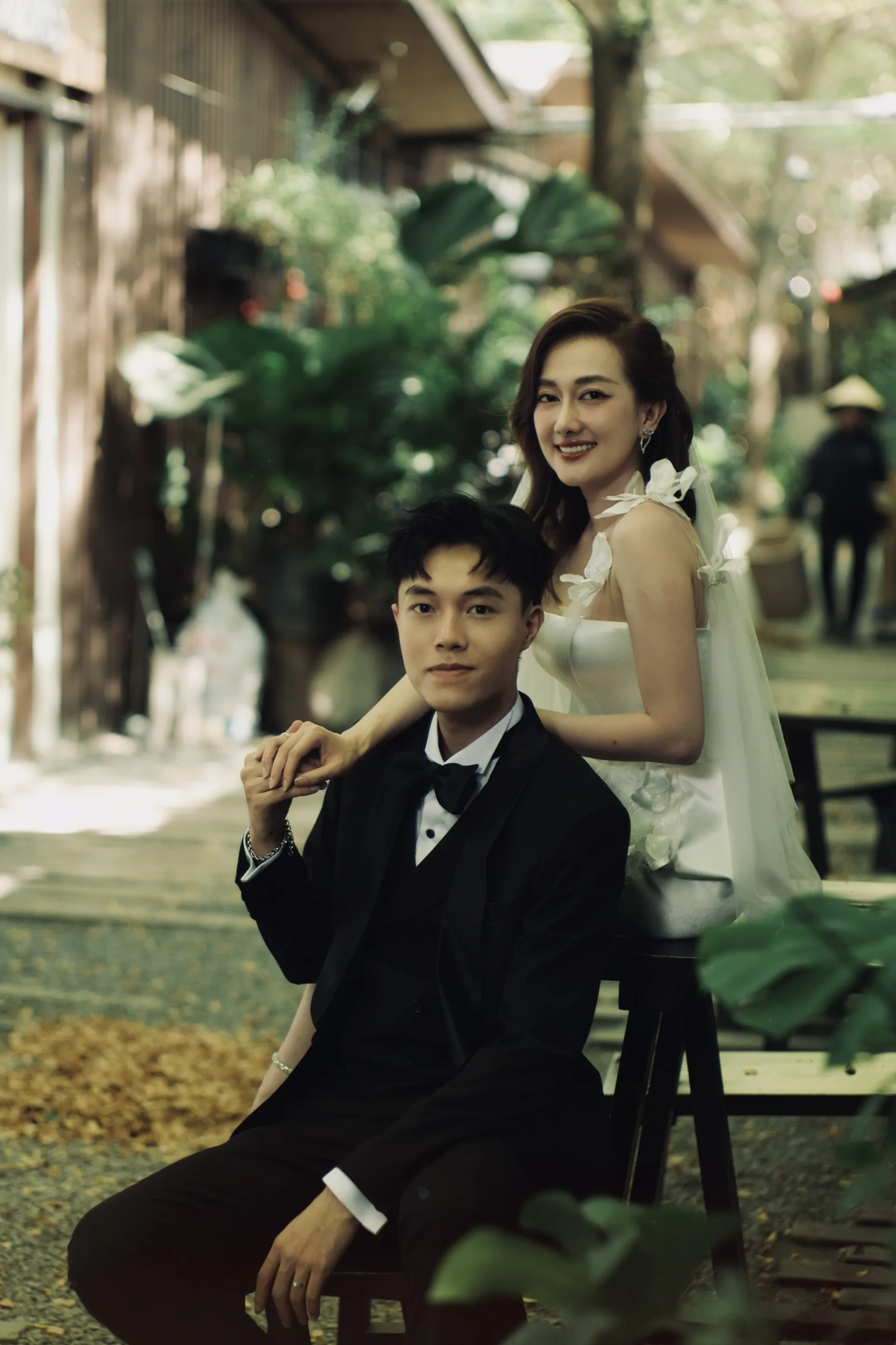 Dàn phù dâu - phù rể góp mặt trong đám cưới đều là những người bạn thân thiết nhiều năm trong nghề của Phương Lan và Phan Đạt. Đội hình nhà trai gồm ca sĩ S.T Sơn Thạch, MC Minh Xù, diễn viên BB Trần, Hải Triều, Minh Dự, Thuận Nguyễn... Trong khi đó, phía nhà gái có diễn viên Lan Ngọc, Khả Như, Thùy Anh, Uyển Ân, Misthy, 
