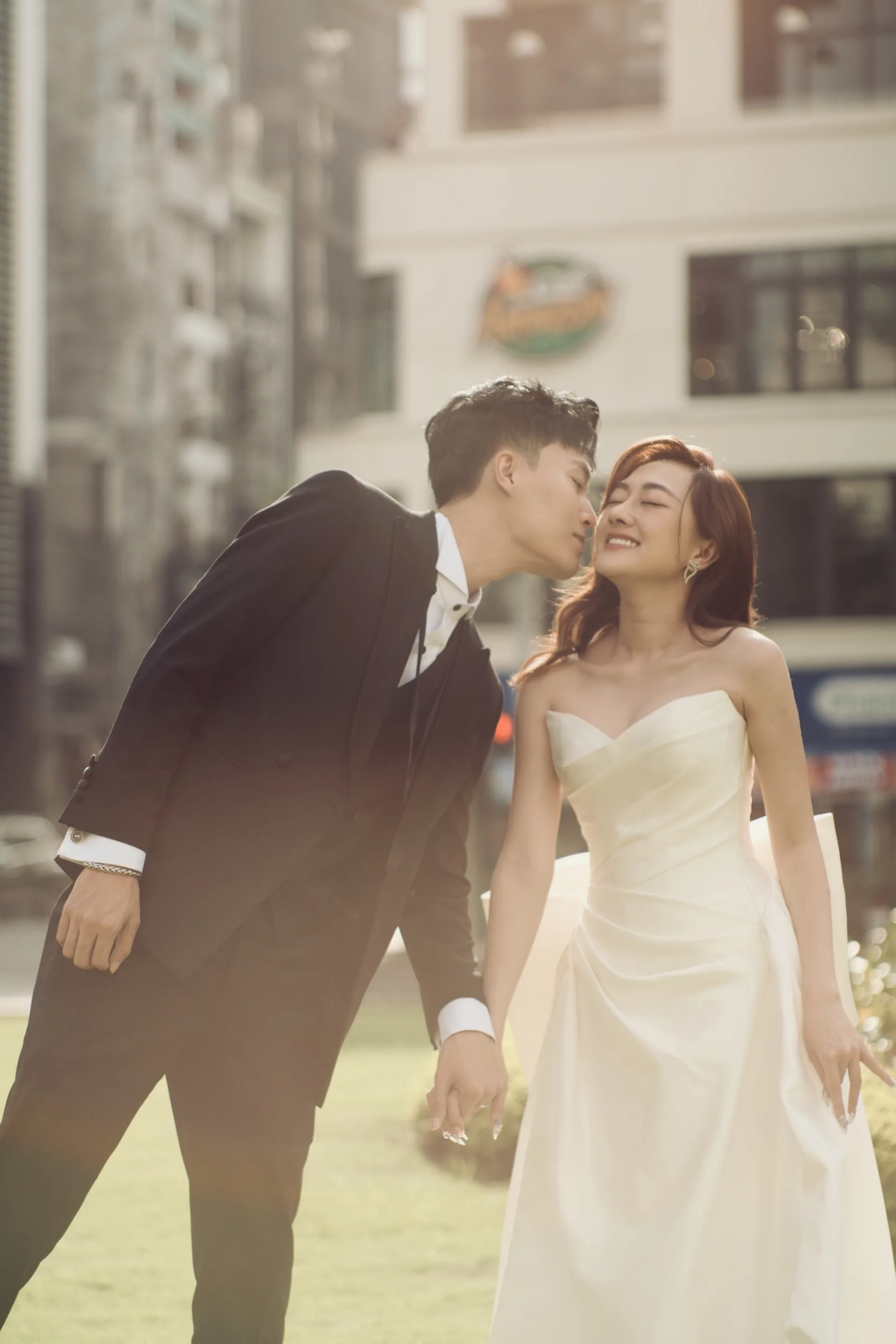 Phương Lan và Phan Đạt nắm tay, hôn nhau tình tứ trên phố.