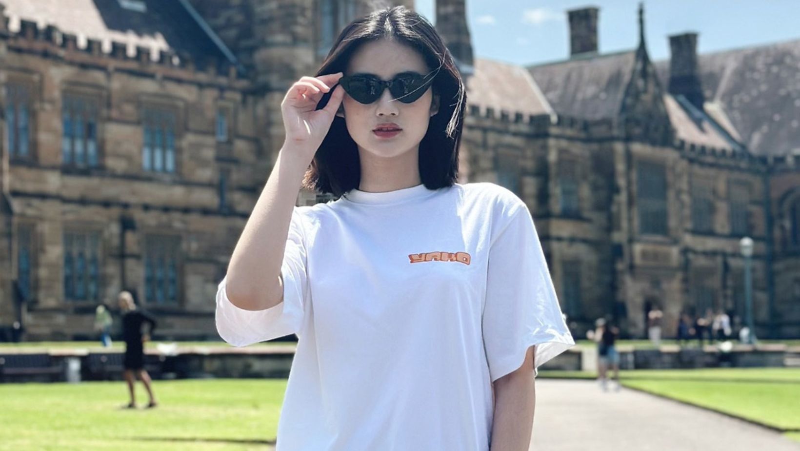 Hoa hậu Ý Nhi được khen mặc giản dị khi đi du học