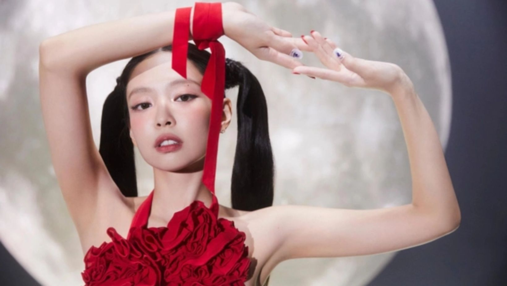 Jennie thành hàng xóm của Lee Jong Suk - Suga (BTS), giá trị thực của biệt thự mới tậu gây choáng