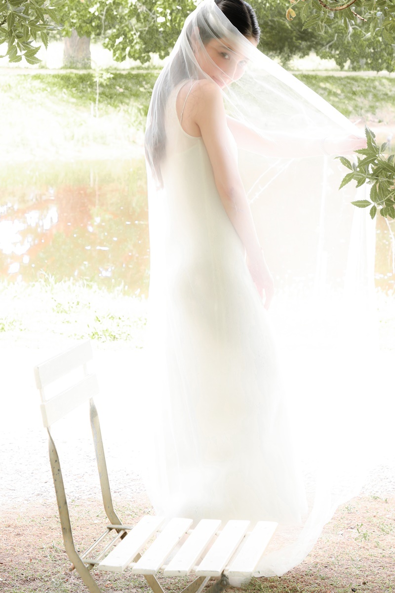 Cô dâu tháng 12 khoe vẻ duyên dáng trong váy cưới của nhà thiết kế Lâm Gia Khang.