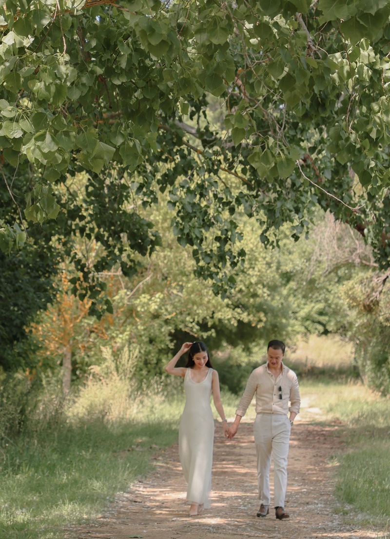 Trong bộ ảnh cưới đầu tiên, Diễm My 9x chọn phong cách tối giản, màu trắng tinh khôi cho váy cưới. Chú rể Vinh Nguyễn lên đồ lịch lãm, màu đồng điệu với cô.