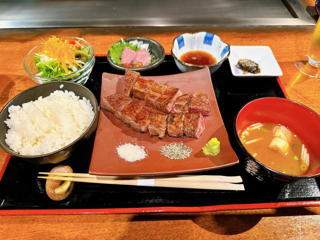 Phần cơm thịt bò của Phương Oanh được đầu bếp chế biến ngay tại bàn trong một nhà hàng sang trọng ở thành phố Kobe.
