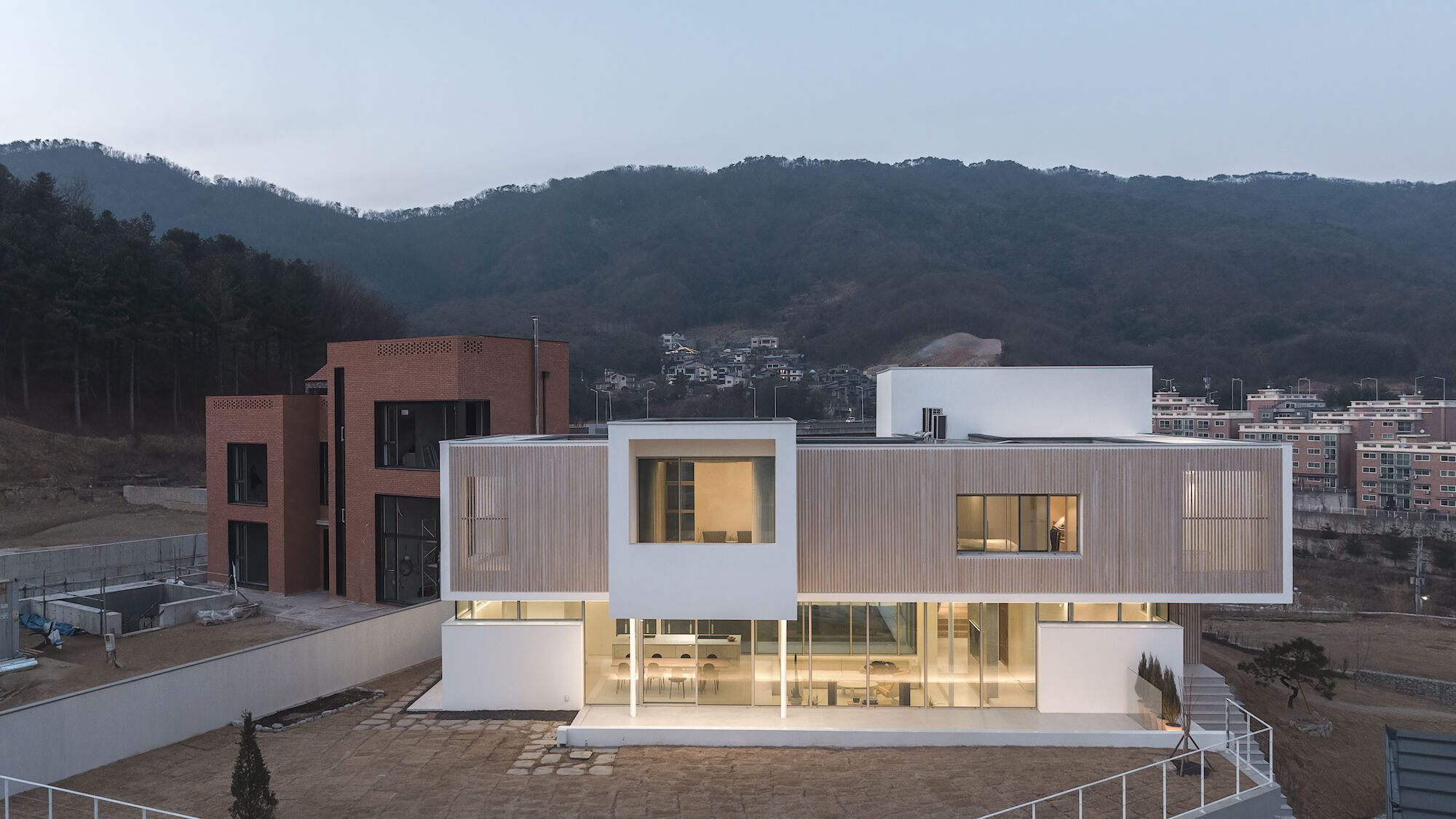 Gộp 2 thửa đất, cặp vợ chồng xây nhà rộng rãi như biệt phủ để 5 con thoải mái chạy chơi