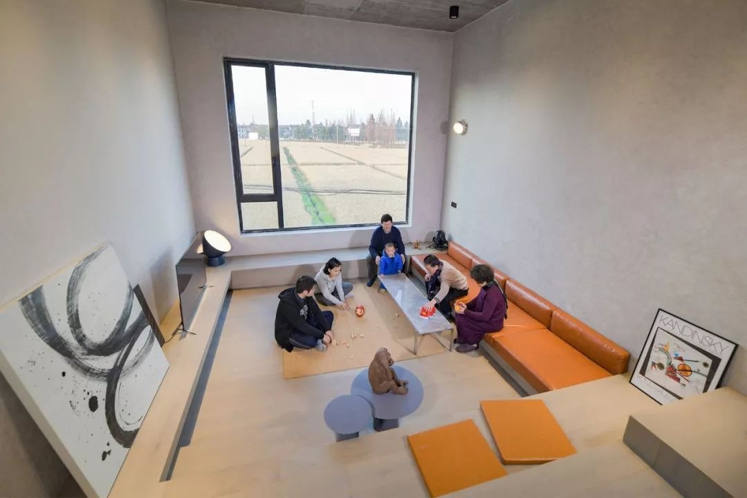 Cặp vợ chồng bỏ phố về quê xây biệt thự có view đồng lúa, đón cả bố mẹ 2 bên về ở cùng