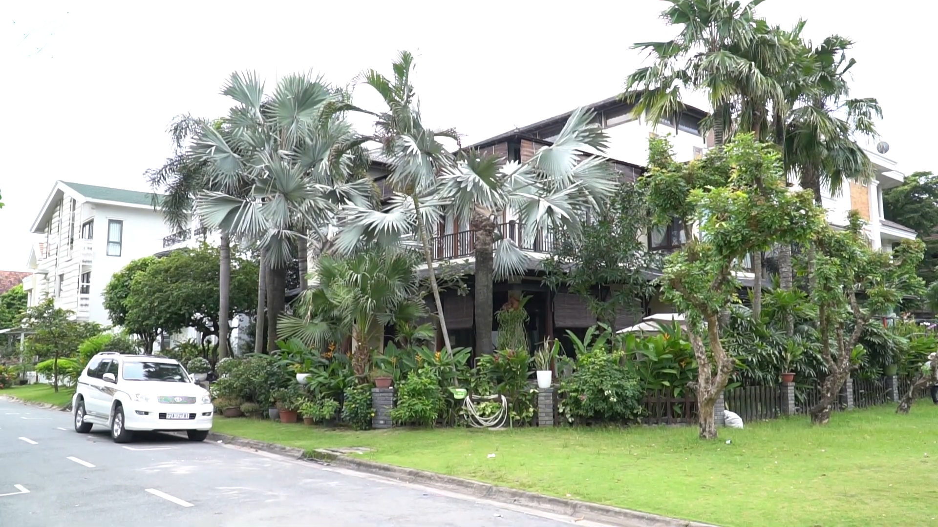 Cơ ngơi khủng của Hà Kiều Anh: Biệt thự 400 tỷ chuẩn "vua chúa", penthouse 500m² cực lộng lẫy