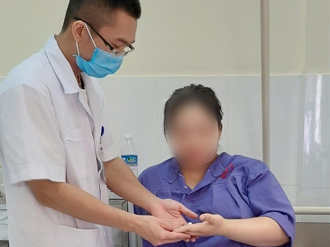 Bác sĩ kiểm tra sức khỏe hậu phẫu cho thai phụ 29 tuổi. Ảnh: Bệnh viện cung cấp.