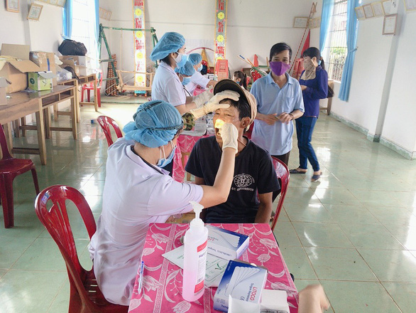 Các nhân viên Y tế tỉnh Gia Lai khám, kiểm tra sức khỏe cho người dân tại xã Hải Yang, huyện Đắk Đoa