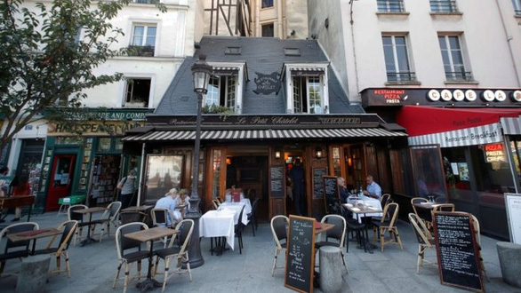 Các nhà hàng ở Paris vẫn được phép mở cửa nếu tuân thủ nghiêm các quy định chống dịch bệnh COVID-19 - Ảnh: REUTERS
