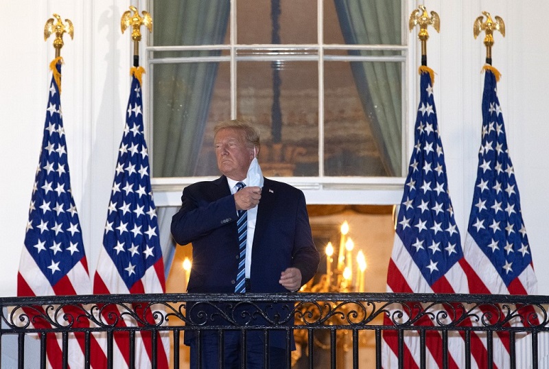 Tổng thống Donald Trump cùng phu nhân trở về Nhà Trắng sau 3 ngày mắc Covid-19