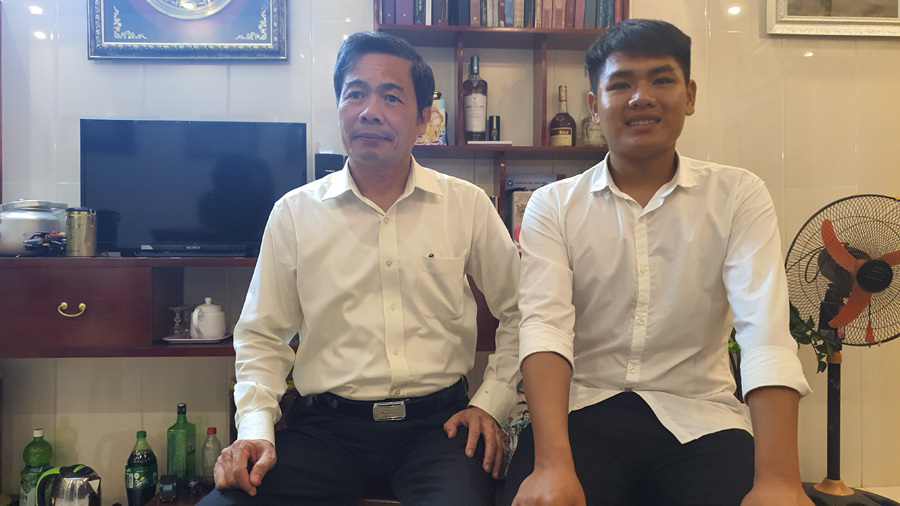 Ngô Văn Hiếu gặp thầy hiệu trưởng 30 năm ‘cõng’ bạn
