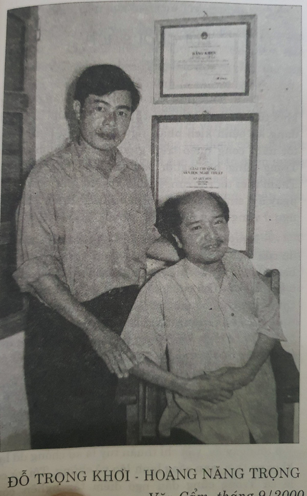 GS.TS Hoàng Năng Trọng (bên trái) và nhà thơ Đỗ Trọng Khơi.