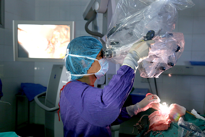 Bác sĩ Hệ phẫu thuật cho bệnh nhân u não bằng phương pháp thức tỉnh