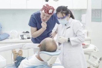 Bệnh nhân người Mỹ được các bác sĩ Việt Nam chế tác dụng cụ tạo hình răng. Ảnh: Bảo Trân.