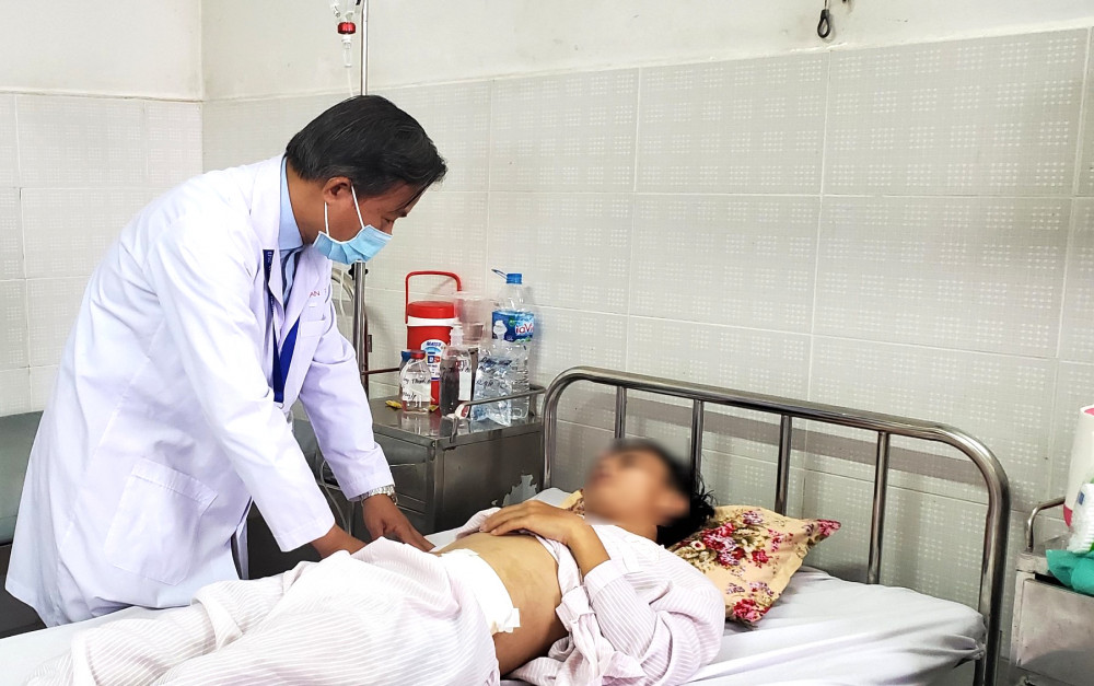 Không có hậu môn, người đàn ông 25 năm đi đại tiện bằng đường tiểu