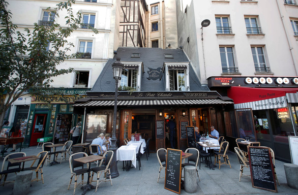 Nhà hàng Le Petit Chatelet tại Paris, Pháp vắng khách ngày 18-9 khi đất nước này chiến đấu ngăn chặn sự lây lan nhanh chóng của đại dịch COVID-19.