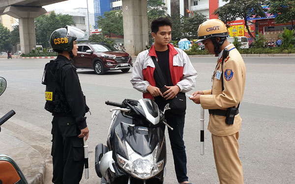 Khi nào cảnh sát giao thông được kiểm tra cốp xe, điện thoại của người dân?