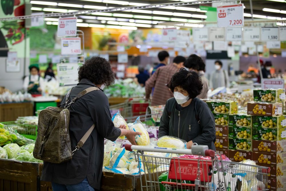 Khách hàng chọn mua cải thảo tại một siêu thị ở Seoul.
