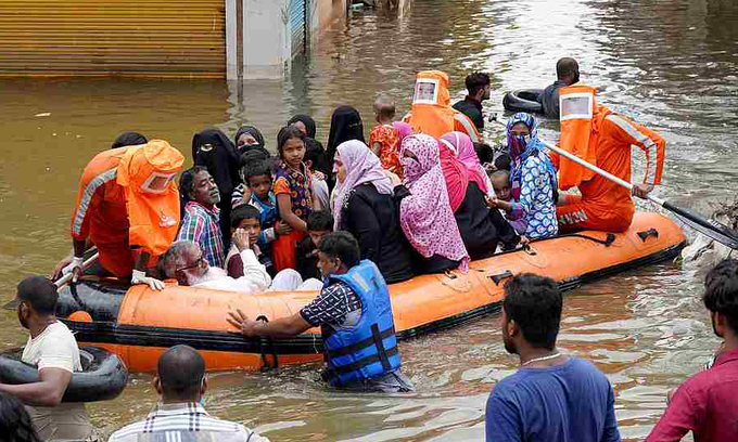 Cư dân được sơ tán khỏi một khu phố ngập lụt ở thành phố Hyderabad, Ấn Độ, hôm 15/10. Ảnh: Reuters.