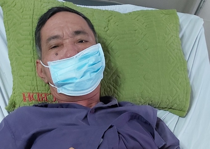 Vượt 60km trong mưa lũ khiêng người bệnh đi cấp cứu