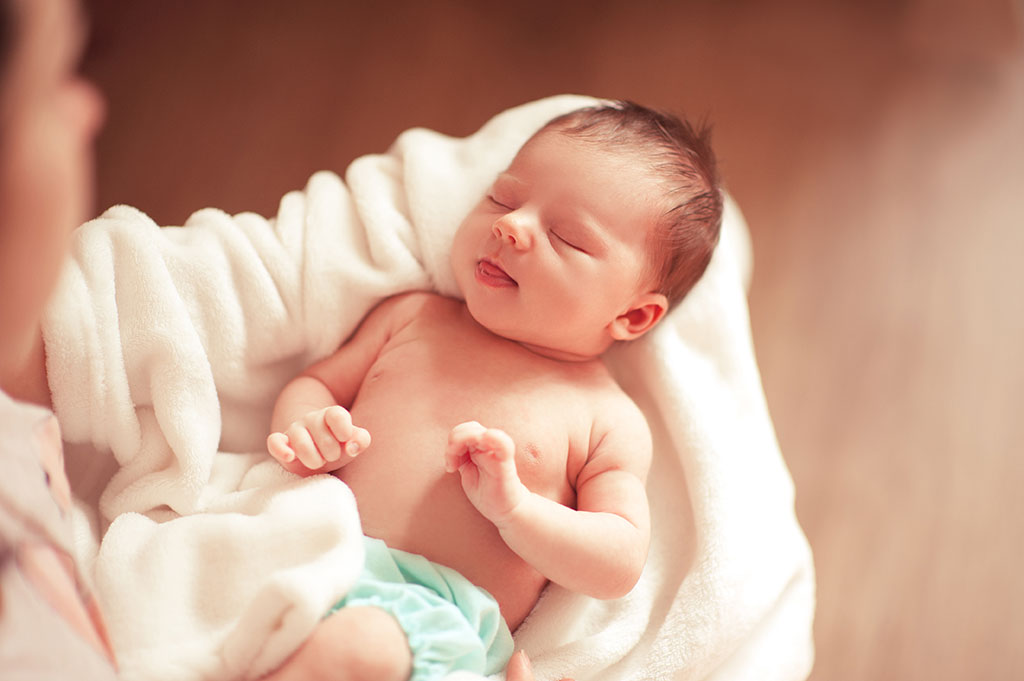 Thái Bình: Bé sơ sinh vừa chào đời đã bị bệnh lậu vì lây từ mẹ