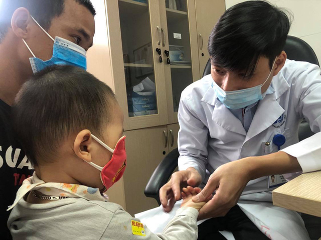 Ảnh minh hoạ: Bác sĩ đang thăm khám mắt cho trẻ