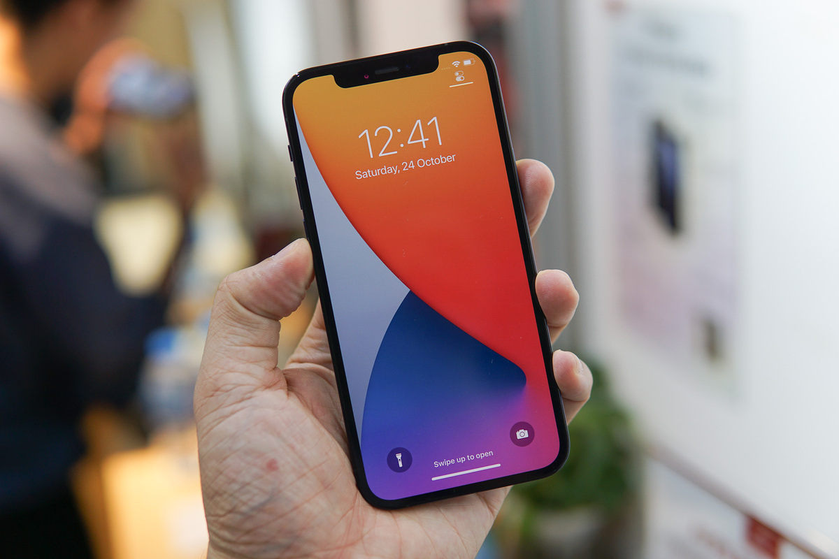 Trải nghiệm iPhone 12 Pro tại Việt Nam, giá từ 31 triệu đồng